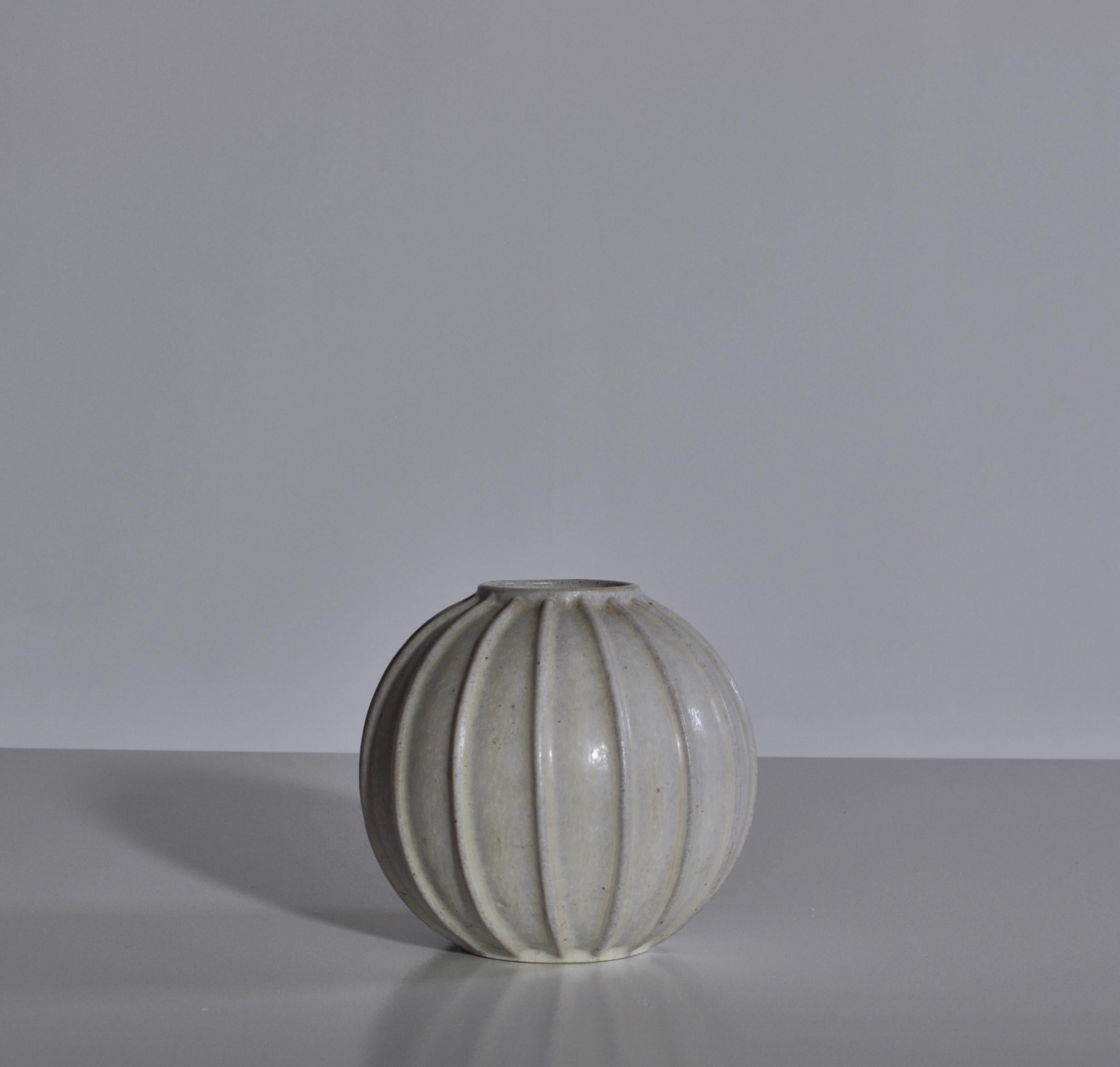Ribbed stoneware vase made by Arne Bang at his own studio in Copenhagen in the 1930s. Beautiful glazing in matte beige. Marked with model no 