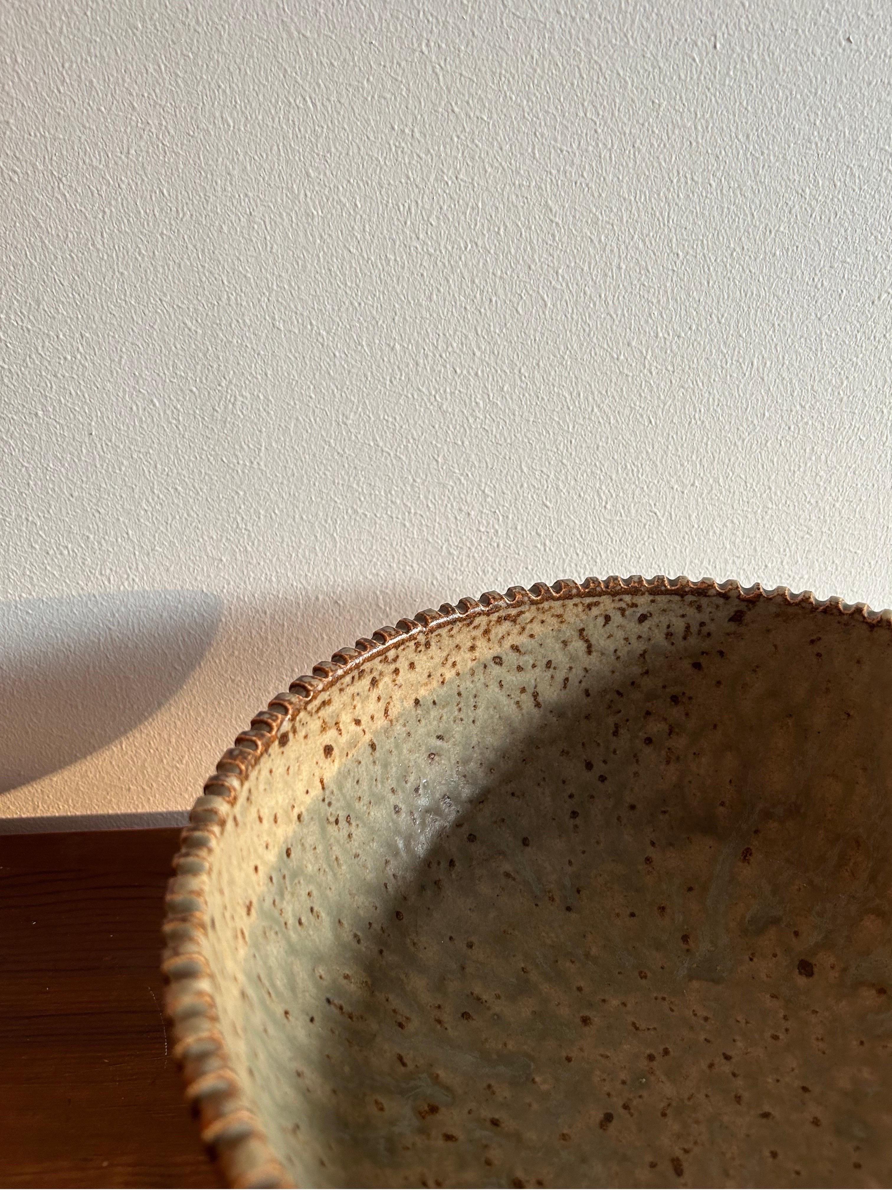 Arne Bang bowl Model 122 In beautiful green and brownish glaze made by Danish Artist Arne Bang in the 1930s.

The bowl is in good original condition with no cracks or chips in the vase.

Arne Bang was trained as a sculptor and created sculptures and