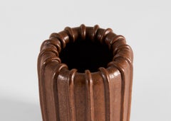 Arne Bang, Vaso scanalato marrone con labbro rovesciato, Danimarca, anni '30