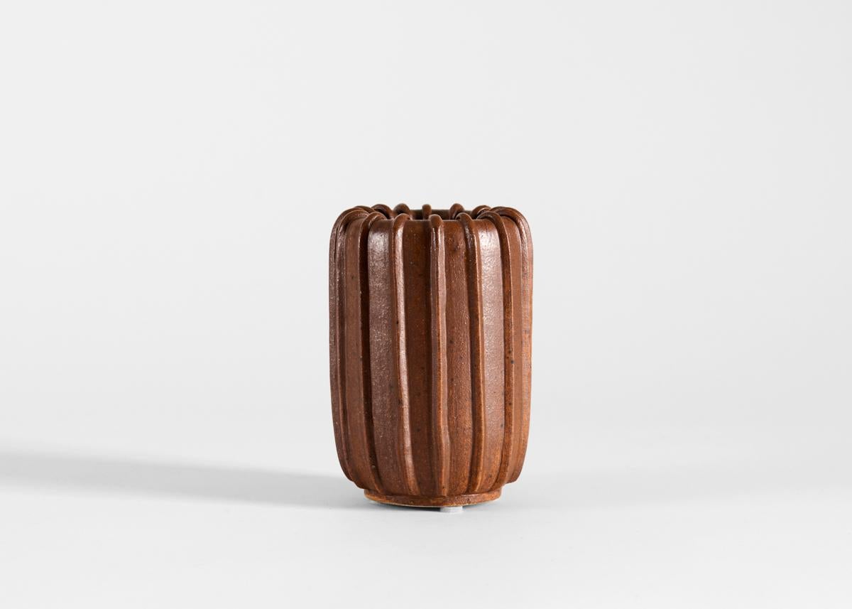 Danese Arne Bang, Vaso scanalato marrone con labbro rovesciato, Danimarca, anni '30 in vendita