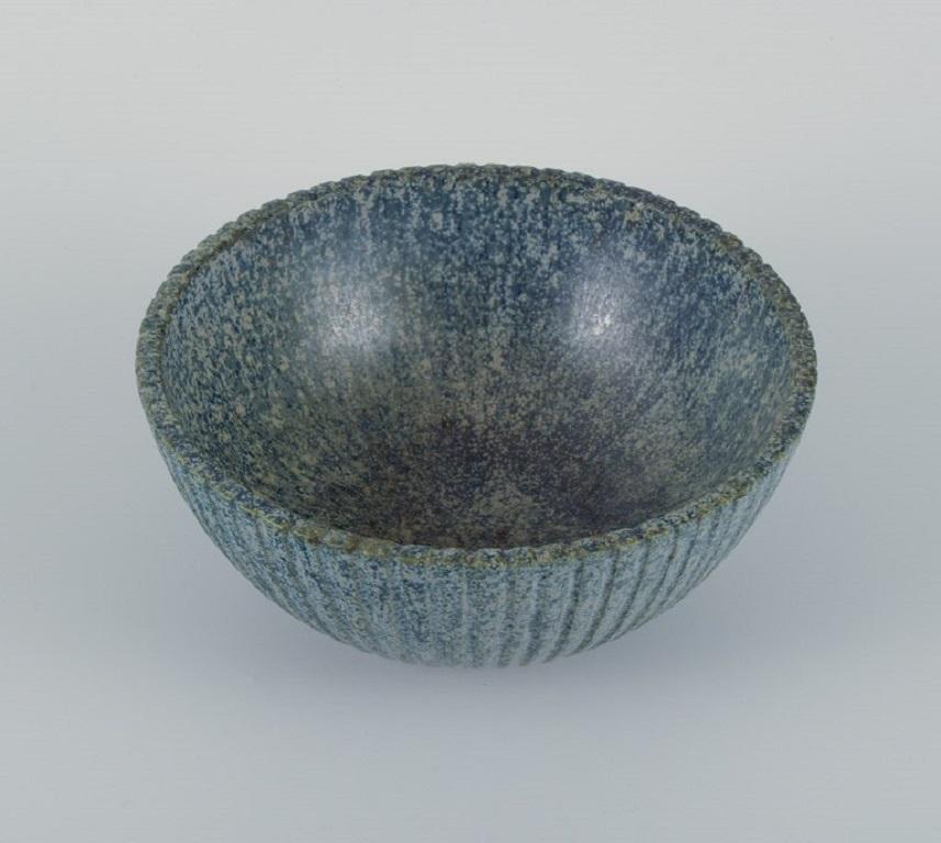 Arne Bang, ceramic bowl in grooved design, glaze in shades of blue.
Model No. 123.
1940/50s.
In perfect condition.
Hand signed.
Dimensions: D 18.5 x H 9.0 cm.