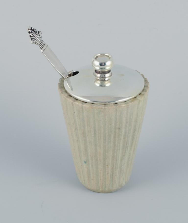 Arne Bang, ceramic marmalade jar in grooved design.
George Jensen Acanthus spoon and a silver lid.
Mid-20th century.
In perfect condition.
Marked.
Dimensions: H 10.0 x D 6.5 cm.