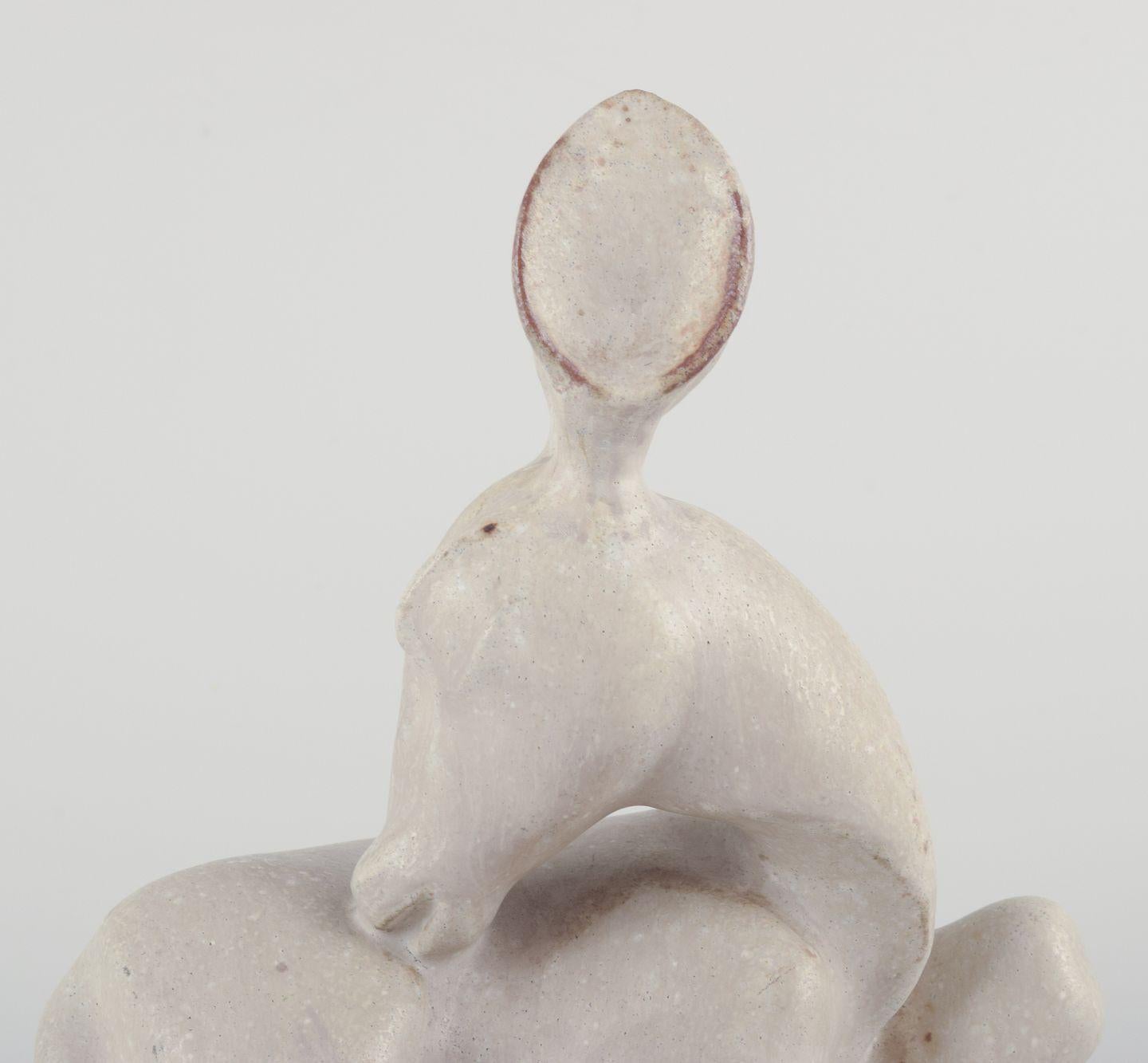 Art Déco Arne Bang, scultura in ceramica di un cerbiatto. Smalto in tonalità sabbia chiara. in vendita