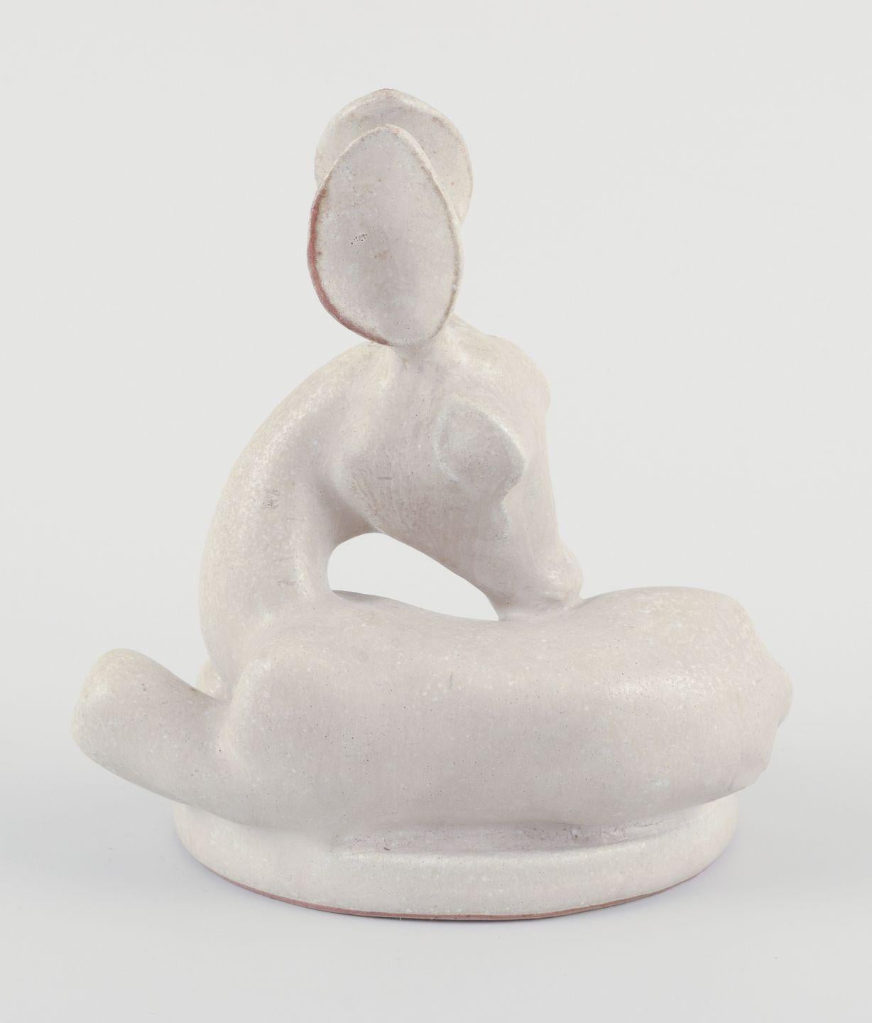Smaltato Arne Bang, scultura in ceramica di un cerbiatto. Smalto in tonalità sabbia chiara. in vendita