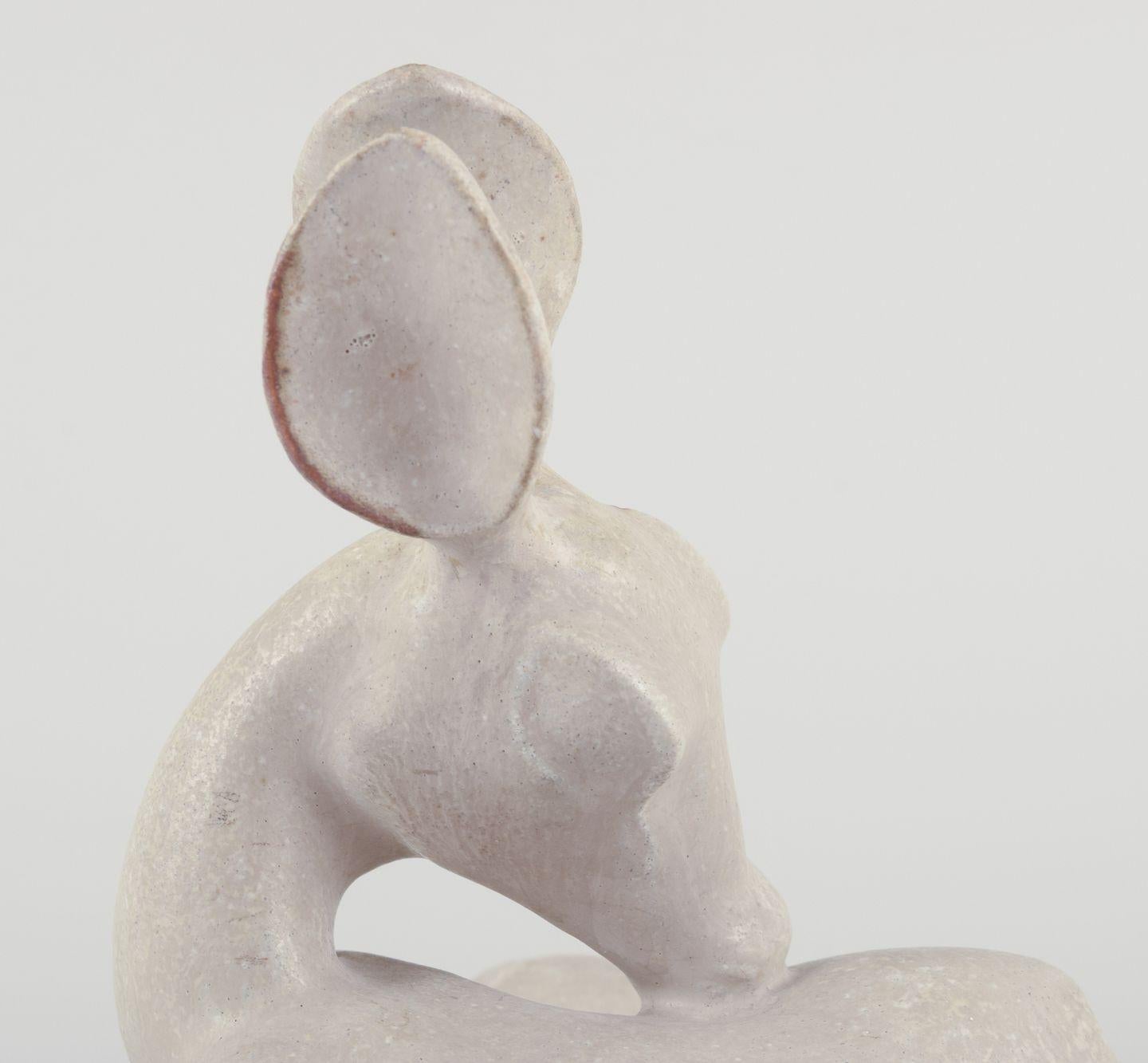 Arne Bang, scultura in ceramica di un cerbiatto. Smalto in tonalità sabbia chiara. In condizioni ottime in vendita a København, Copenhagen