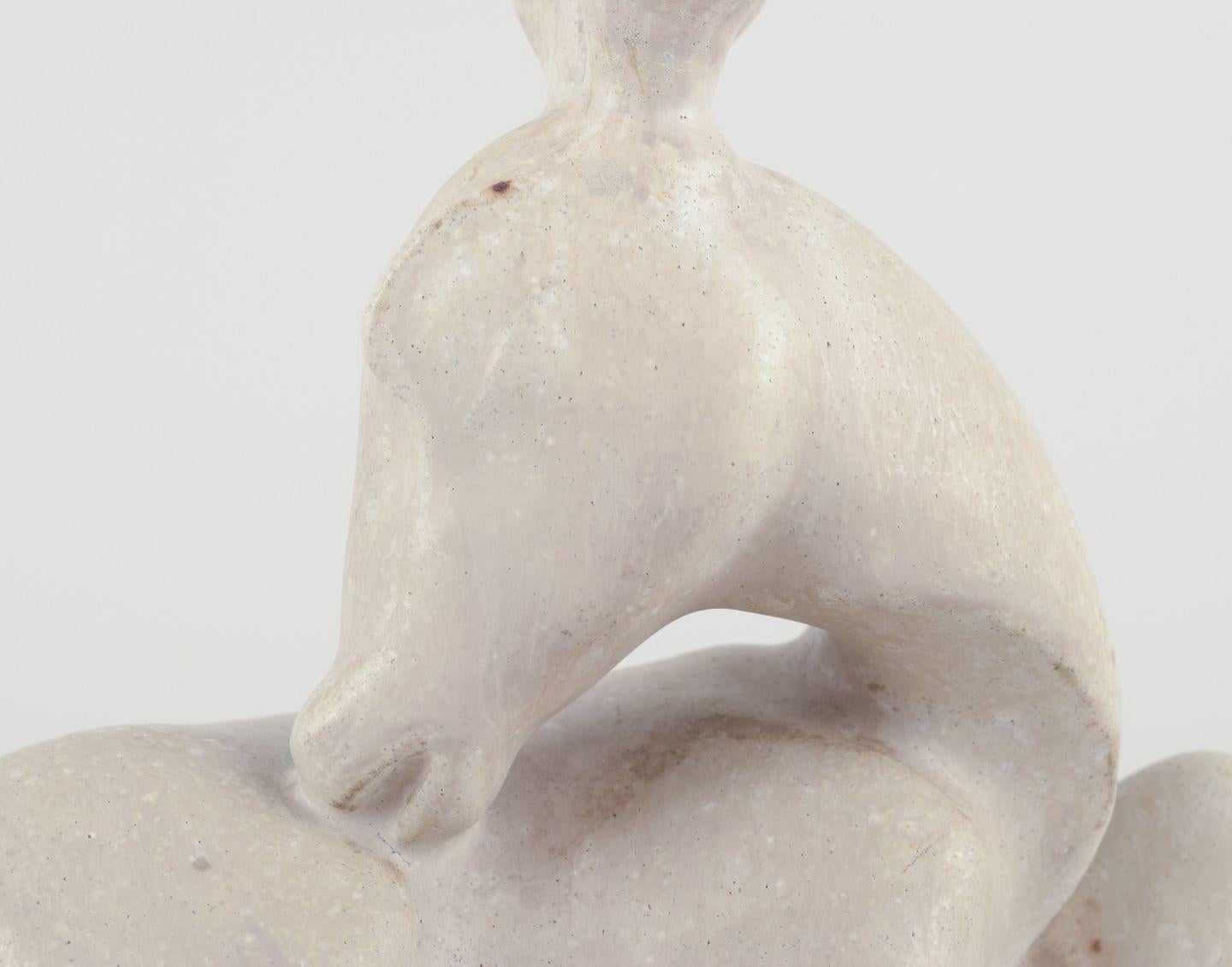 XX secolo Arne Bang, scultura in ceramica di un cerbiatto. Smalto in tonalità sabbia chiara. in vendita