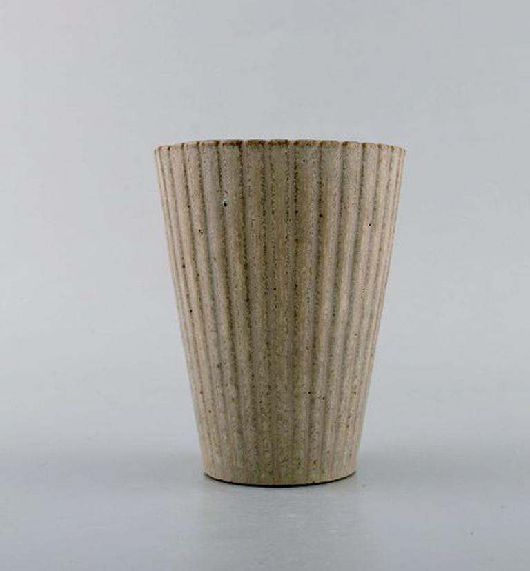 Arne Bang. Ceramic vase in fluted style. Model number 116.
Stamped.
Beautiful glaze in light earth tones.
In very good condition.
Measures: 12.5 x 10 cm.