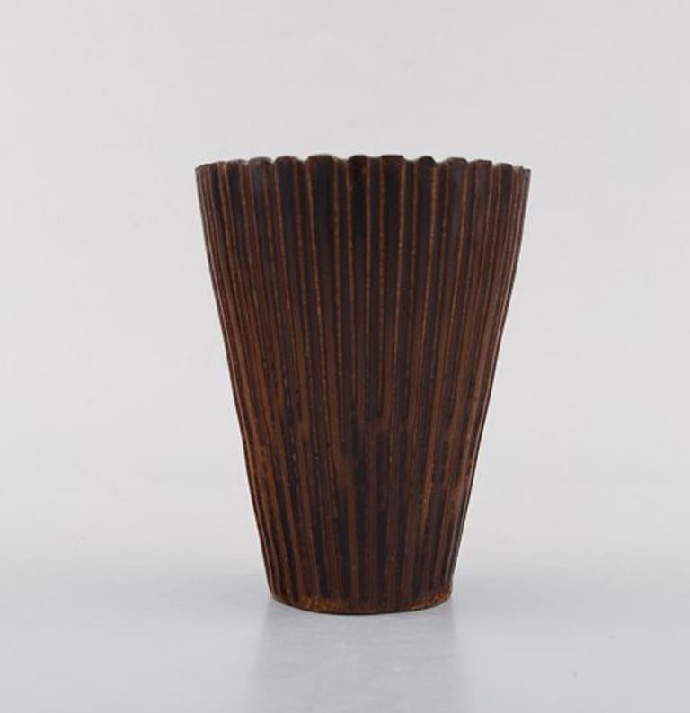 Arne Bang. Ceramic vase in fluted style. Model number 116.
Stamped.
Beautiful glaze in brown shades.
In very good condition.
Measures: 12.5 x 10 cm.