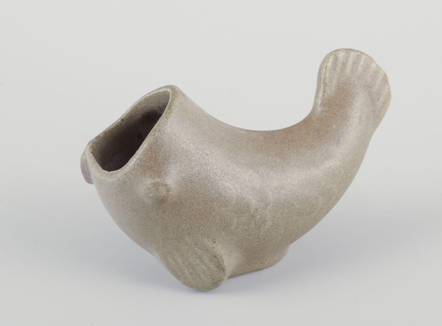 GEBRAUCHTWAREN SIND FÜR KUNDEN IN DEN USA, GROSSBRITANNIEN, AUSTRALIEN UND KANADA VON DEN EINFUHRZÖLLEN BEFREIT.   
DAHER FALLEN FÜR IHREN KAUF KEINE EINFUHRZÖLLE AN. 

Arne Bang (1901-1983), Keramikvase in Form eines Fisches mit offenem