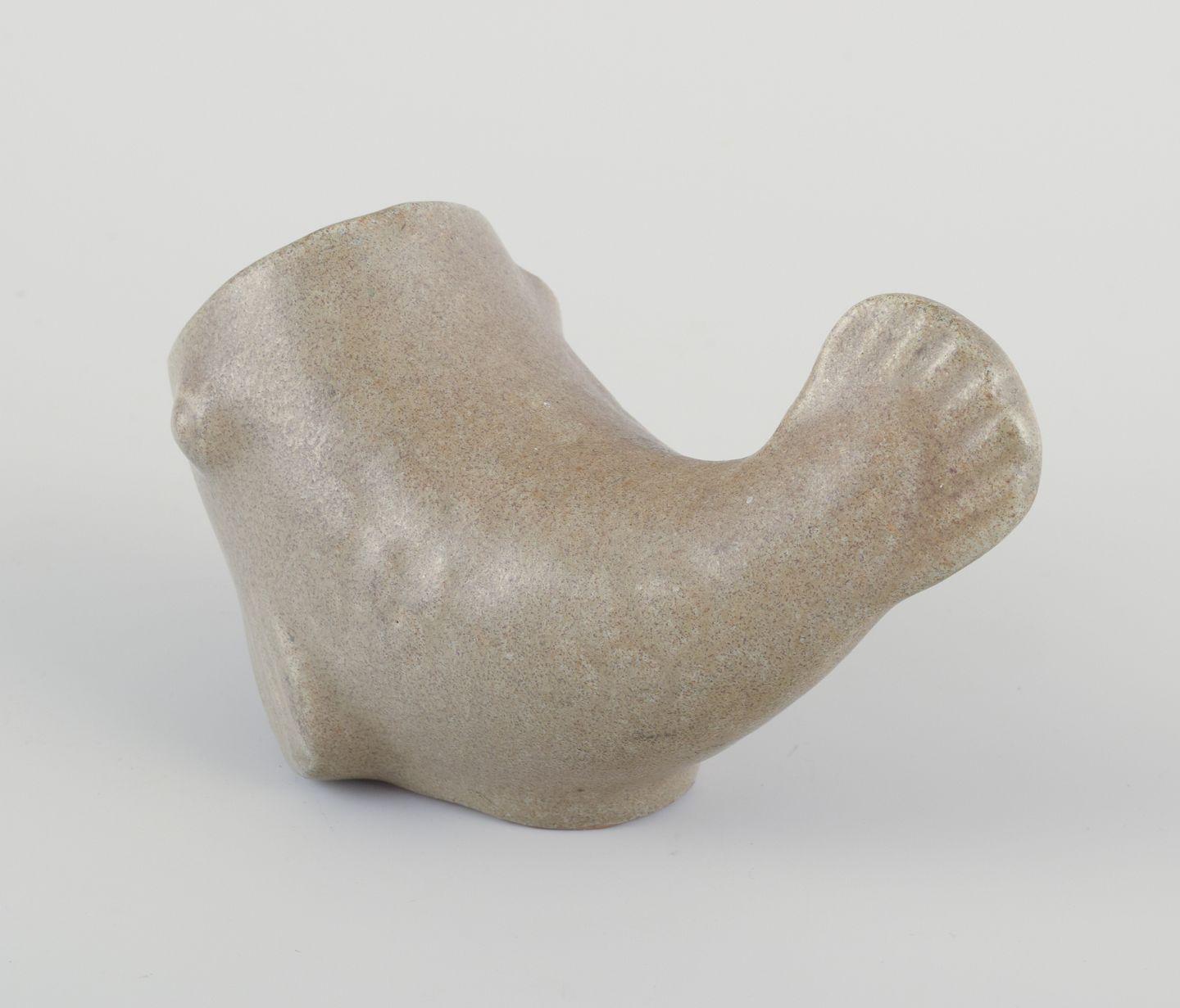 Arne Bang, Keramikvase in Form eines Fisches. Glasur in sandfarbenen Tönen. (Dänisch) im Angebot