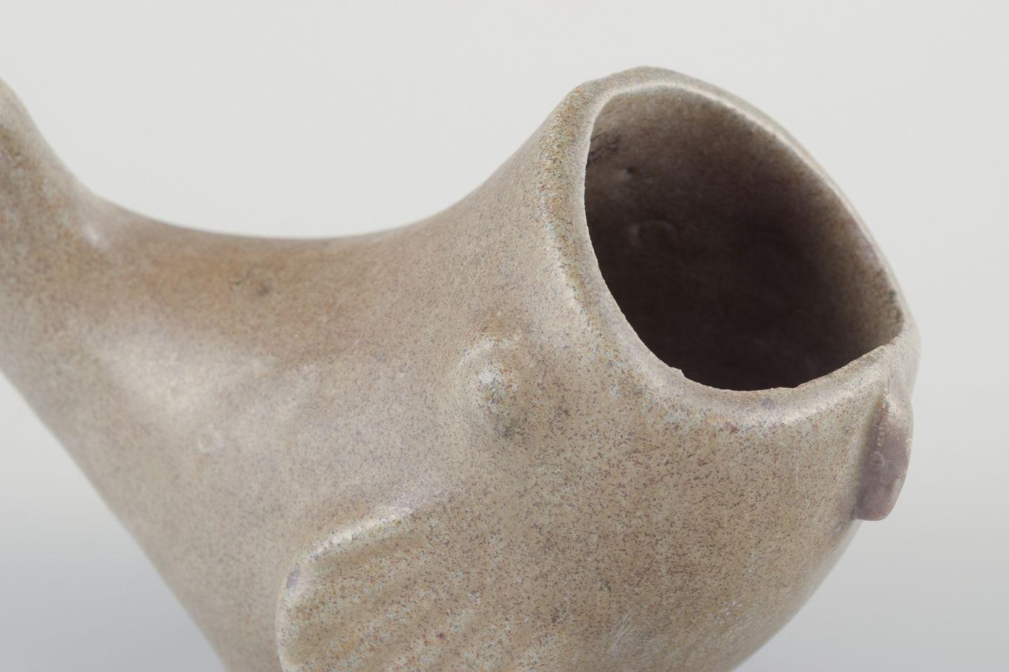 Arne Bang, Keramikvase in Form eines Fisches. Glasur in sandfarbenen Tönen. (Glasiert) im Angebot