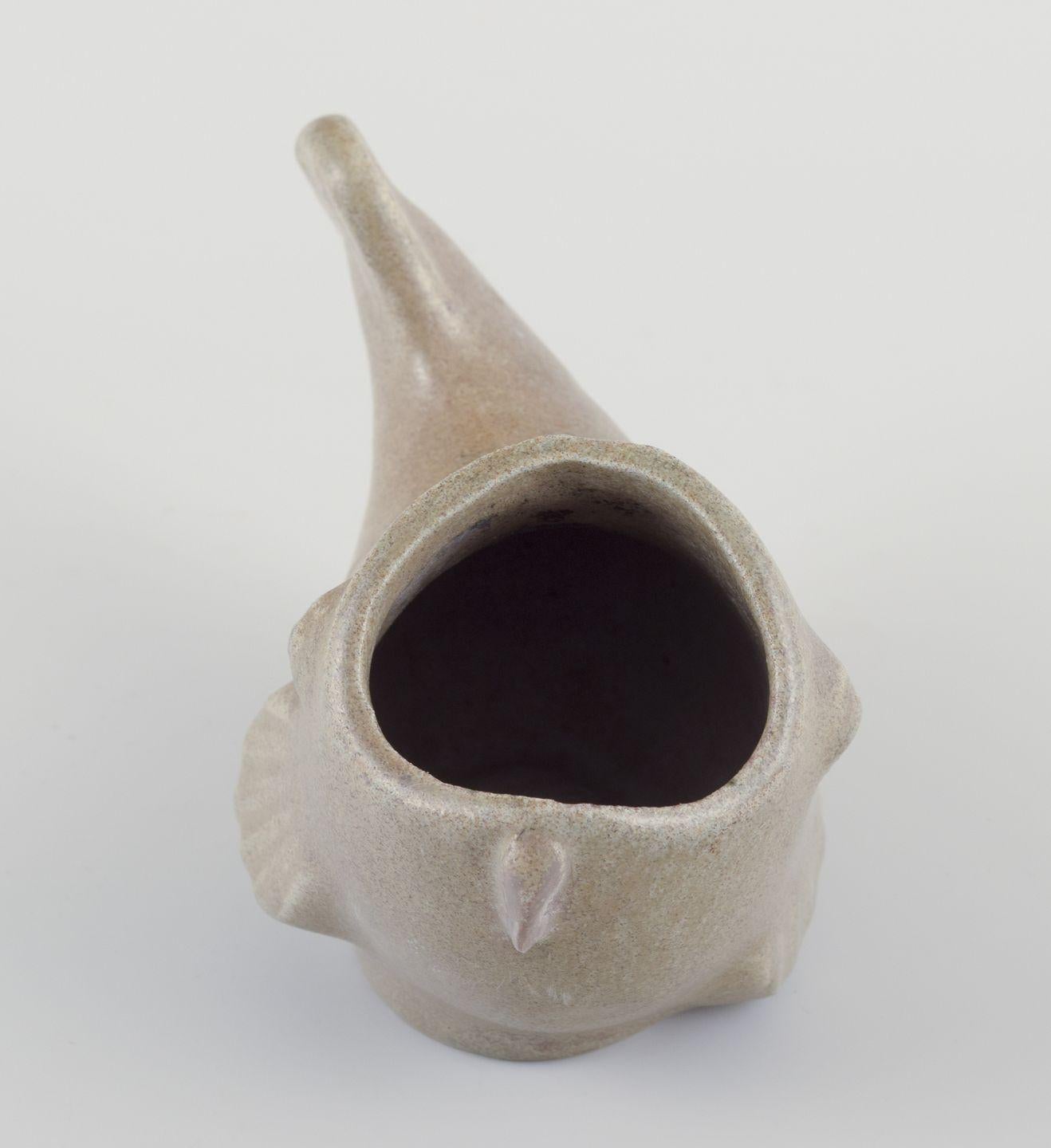 Arne Bang, Keramikvase in Form eines Fisches. Glasur in sandfarbenen Tönen. im Zustand „Hervorragend“ im Angebot in København, Copenhagen