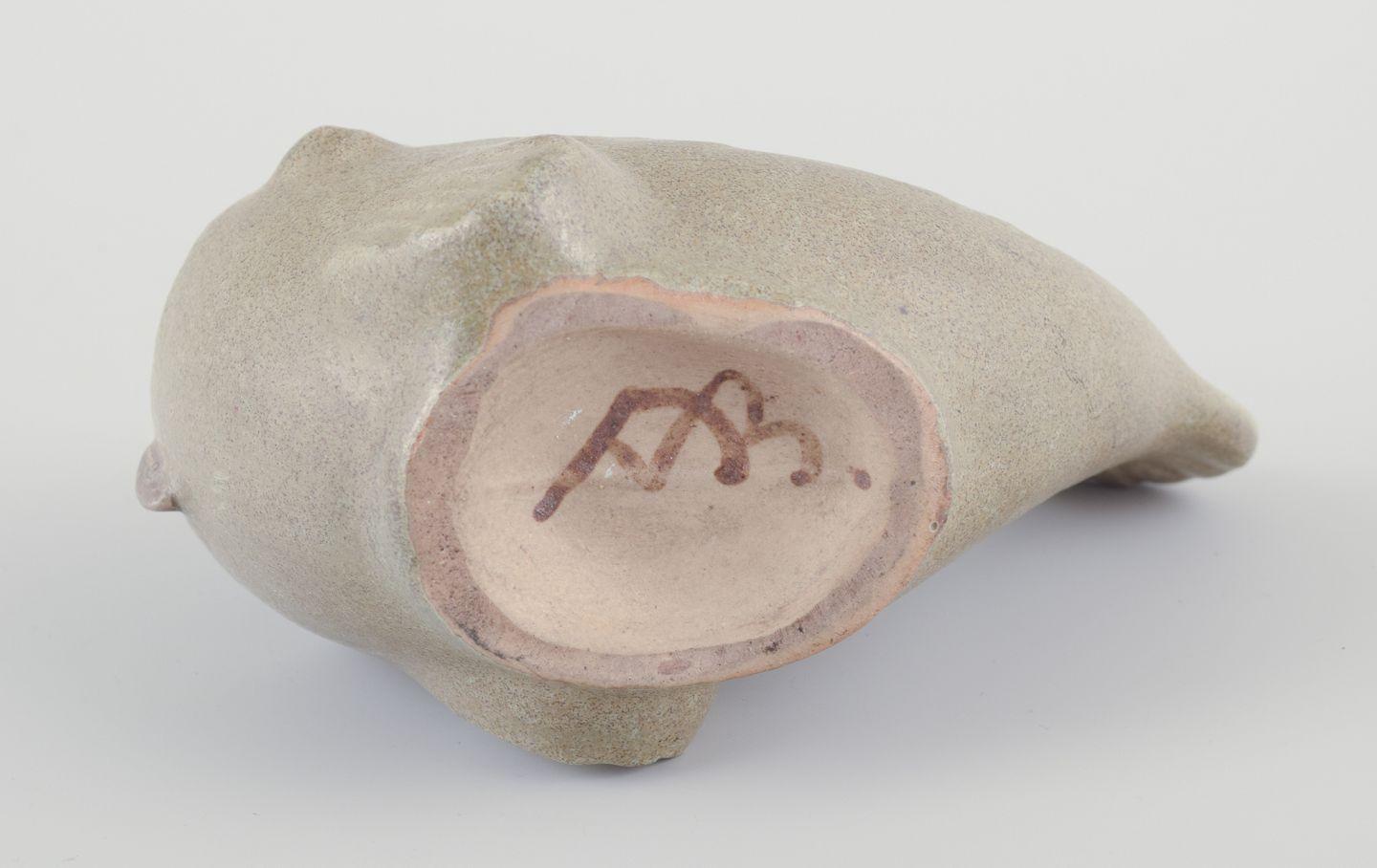 Arne Bang, Keramikvase in Form eines Fisches. Glasur in sandfarbenen Tönen. (20. Jahrhundert) im Angebot