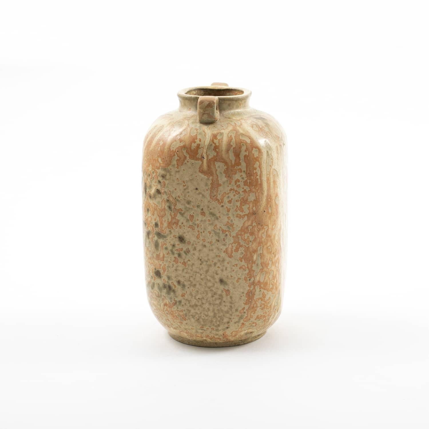 Arne Bang (1901-1983).
Ceramic vase with square corpus adorned with two small handles. Decorated with crawling glaze in light sand and earth tones.
Signed wiht monogram 