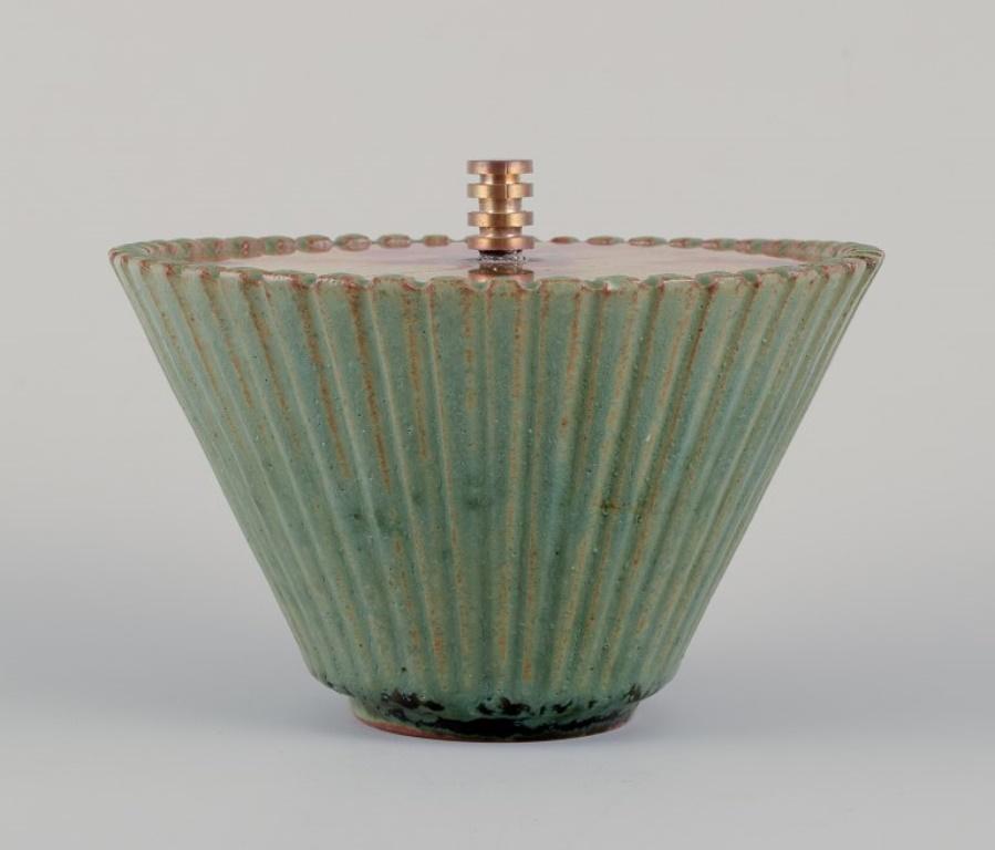 Arne Bang. Vaso in ceramica con coperchio in ottone patinato.
Firmato AB 119.
Metà del XX secolo.
Bellissima smaltatura nei toni del verde.
In perfette condizioni.
Dimensioni: Diametro 14,0 cm x Altezza 10,5 cm con coperchio.

Arne Bang (1901-1983)