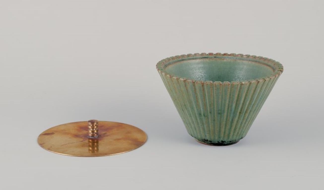 Scandinavo moderno Arne Bang. Vaso in ceramica con coperchio in ottone patinato. Metà del XX secolo. in vendita