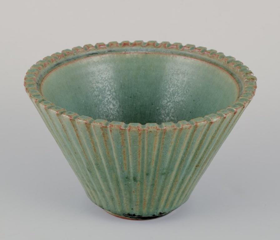 Danese Arne Bang. Vaso in ceramica con coperchio in ottone patinato. Metà del XX secolo. in vendita