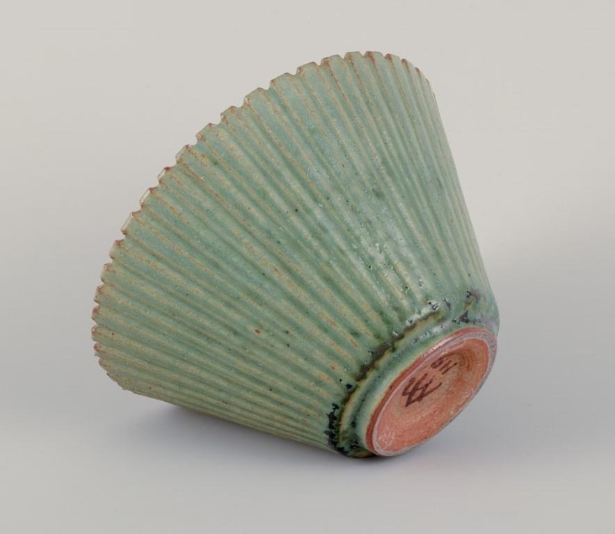 Smaltato Arne Bang. Vaso in ceramica con coperchio in ottone patinato. Metà del XX secolo. in vendita