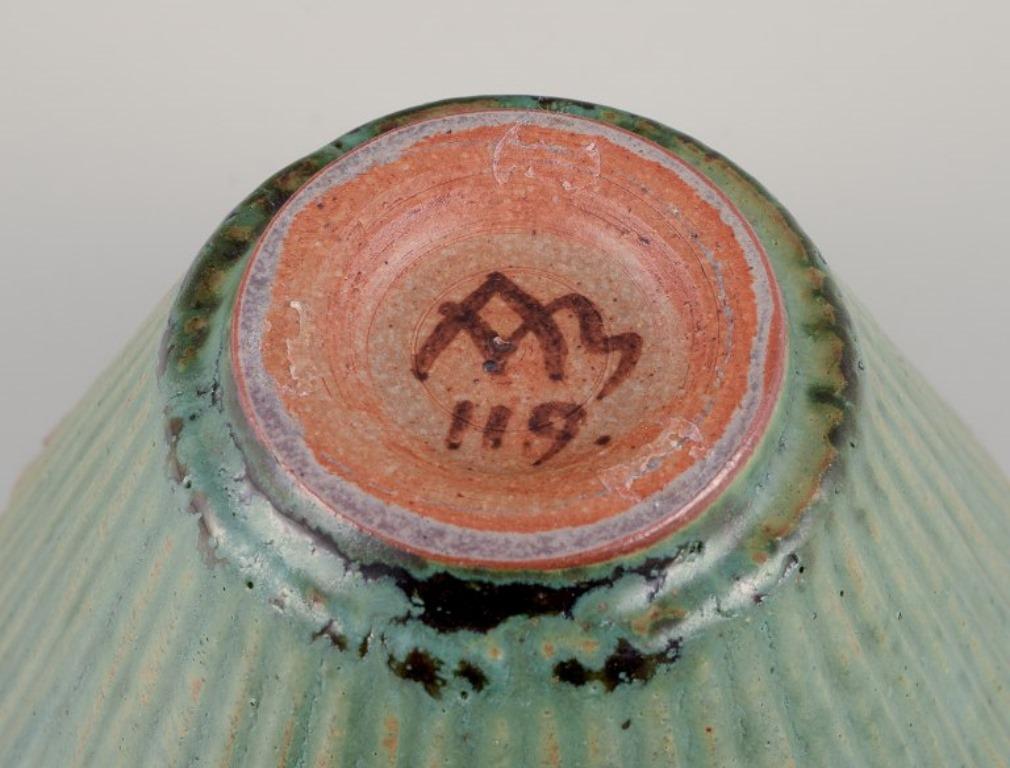 Arne Bang. Vaso in ceramica con coperchio in ottone patinato. Metà del XX secolo. In condizioni ottime in vendita a Copenhagen, DK