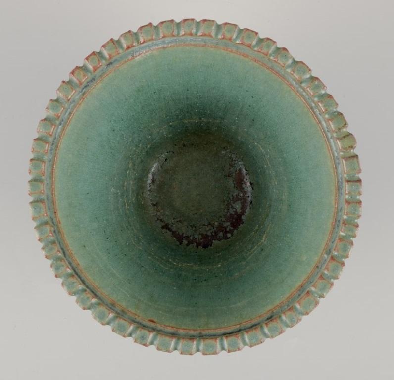 Ottone Arne Bang. Vaso in ceramica con coperchio in ottone patinato. Metà del XX secolo. in vendita
