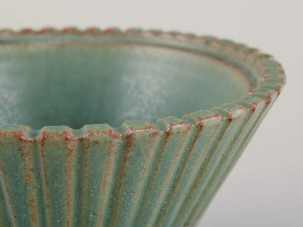Arne Bang. Vaso in ceramica con coperchio in ottone patinato. Metà del XX secolo. in vendita 1