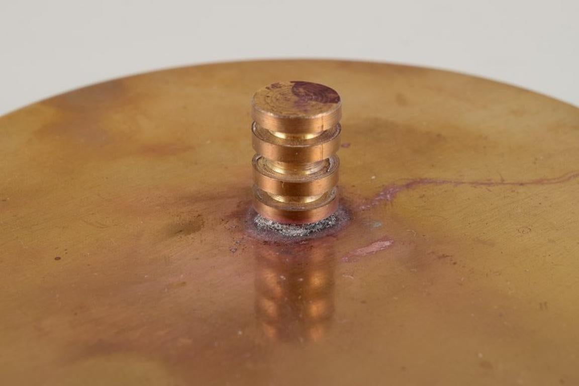 Arne Bang. Vaso in ceramica con coperchio in ottone patinato. Metà del XX secolo. in vendita 2