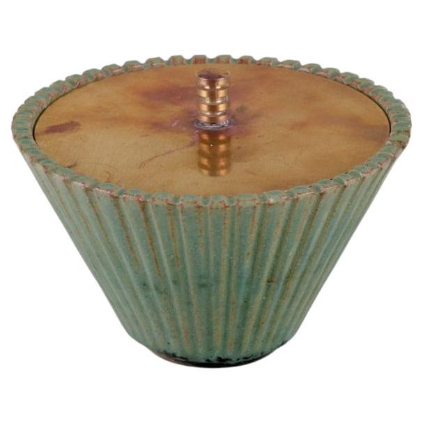 Arne Bang. Vaso in ceramica con coperchio in ottone patinato. Metà del XX secolo.