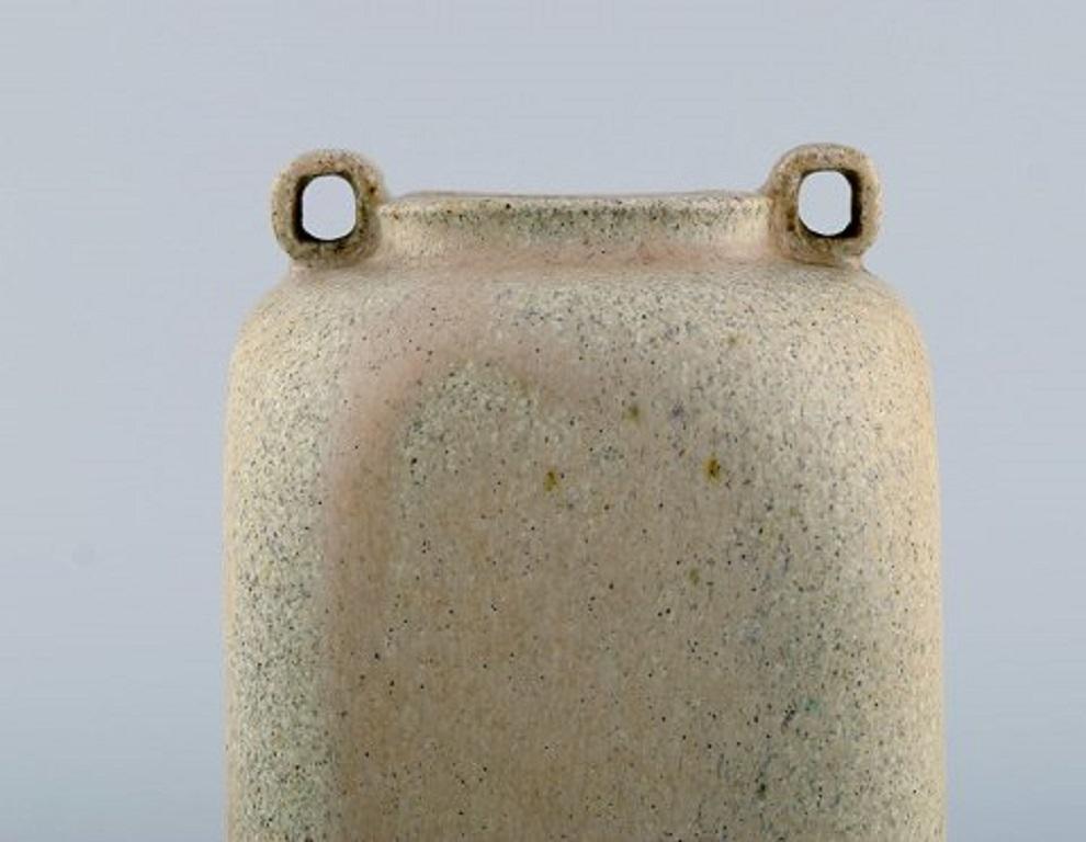 Arne Bang. Ceramic vase with square corpus with two small angled handles. Beautiful glaze in sand tones. Model number 121. The model was manufactured from 1935-1940.
Measures: 16.5 x 9.5 cm.
In excellent condition.
Signed.