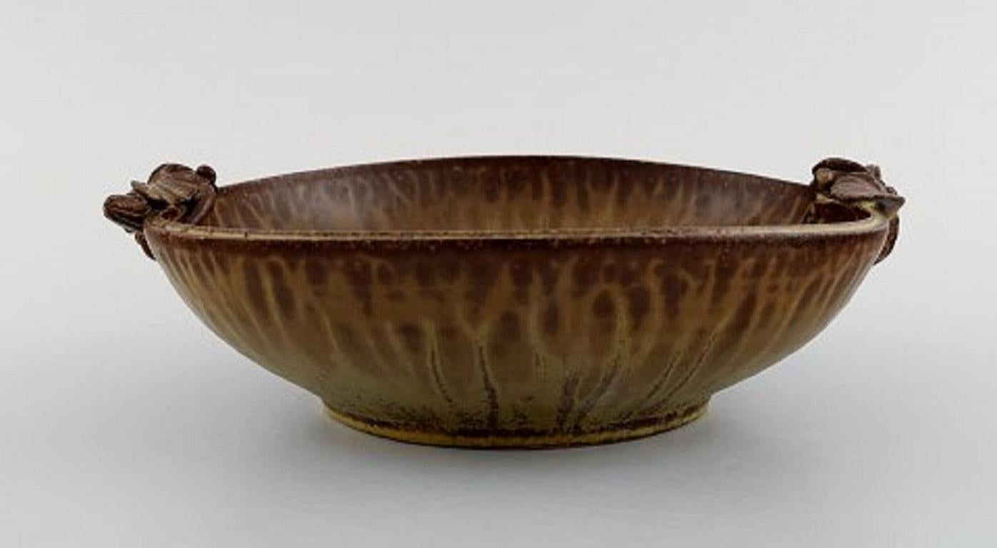 Arne Bang, Denmark. Bowl in glazed ceramics decorated with foliage. Beautiful glaze, 1940s.
Signed in monogram.
Measures: 22.5 x 7 cm.
In excellent condition.
 
   
