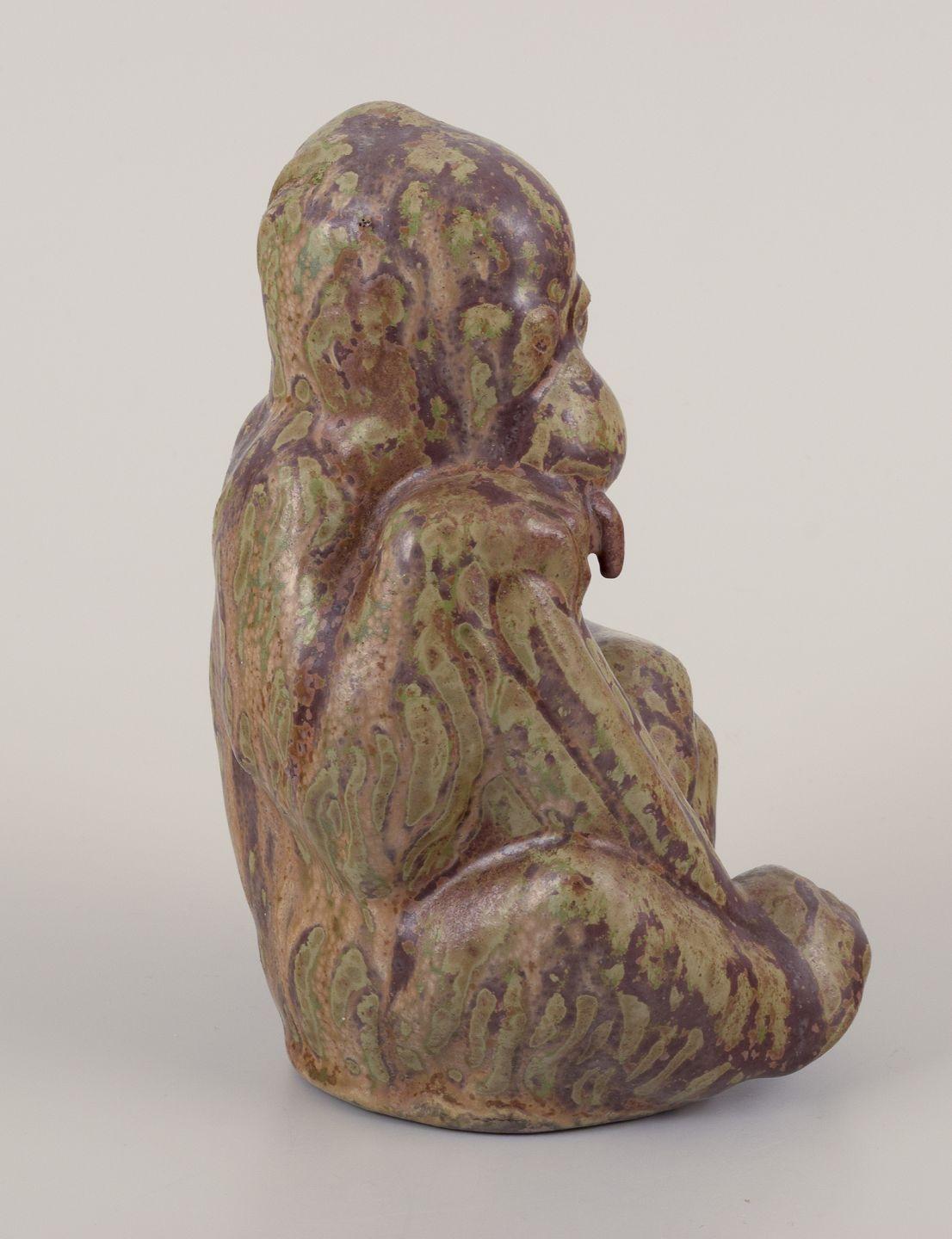 Arne Bang, estatuilla de un orangután en loza vidriada. Mediados del siglo XX Escandinavo moderno en venta