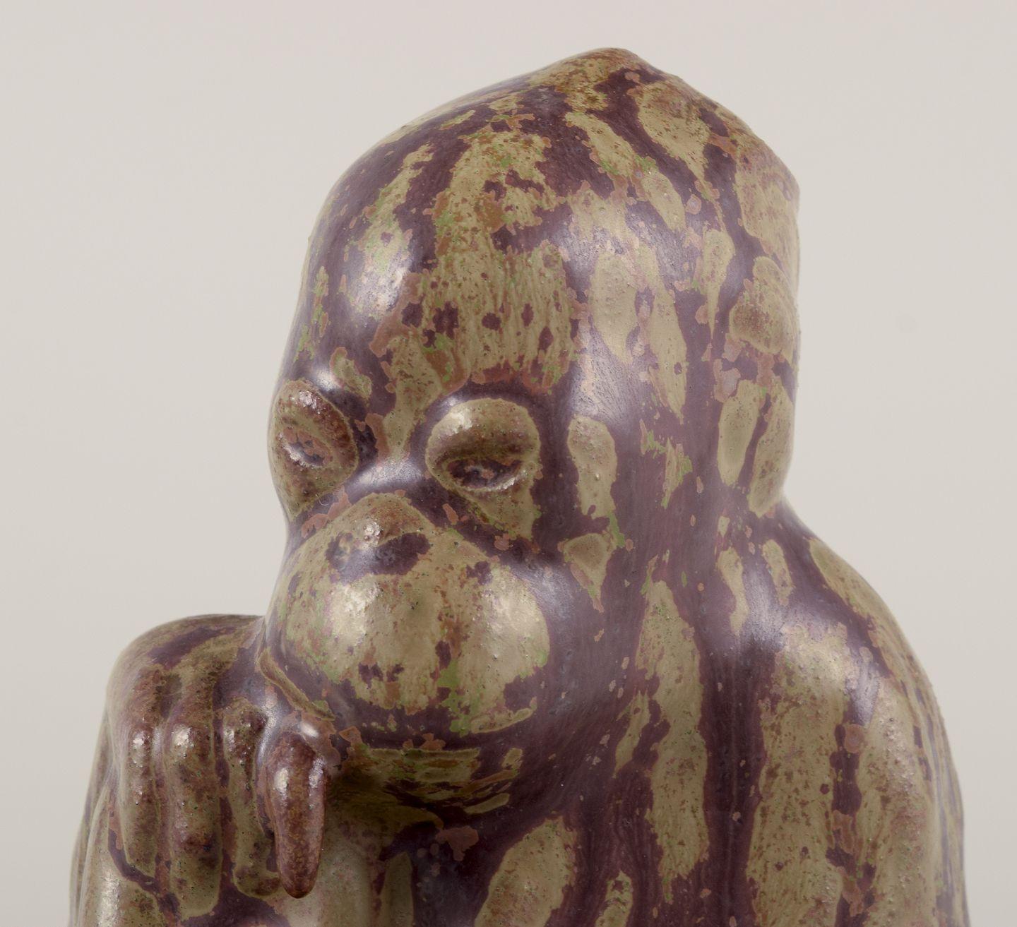 Arne Bang, estatuilla de un orangután en loza vidriada. Mediados del siglo XX Glaseado en venta
