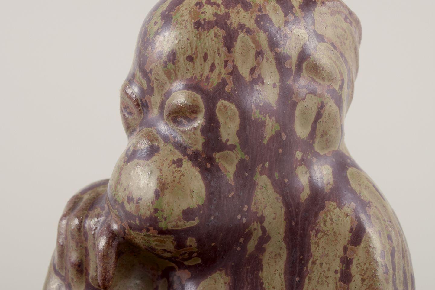 Arne Bang, estatuilla de un orangután en loza vidriada. Mediados del siglo XX en Excelente estado para la venta en København, Copenhagen