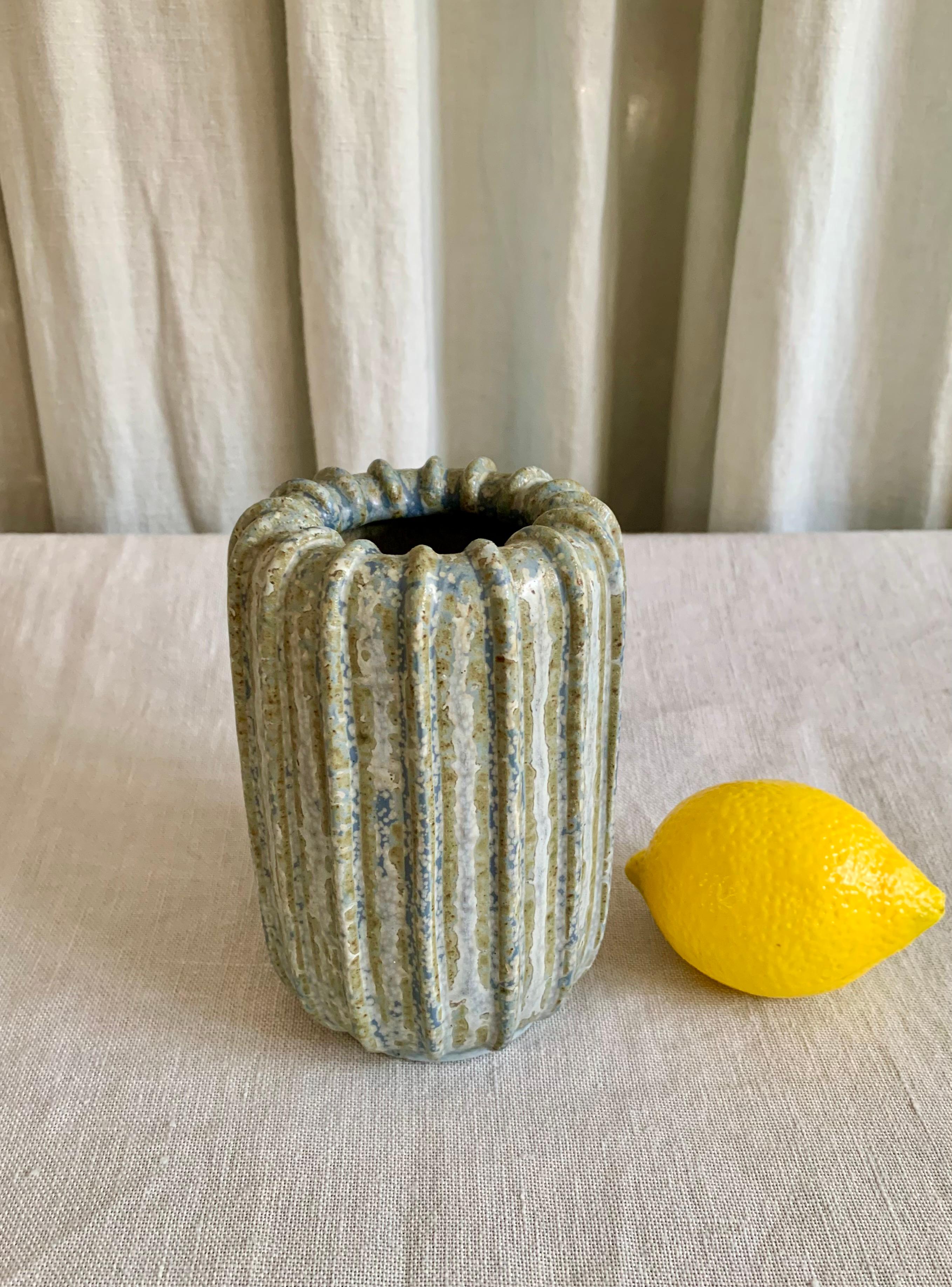 Raro vaso in gres di Arne Bang con decoro verticale a scanalature in rilievo. Modello numero 37 con una fantastica smaltatura a macchie. Nessun danno, scheggiatura o usura - il vaso è in condizioni perfette!