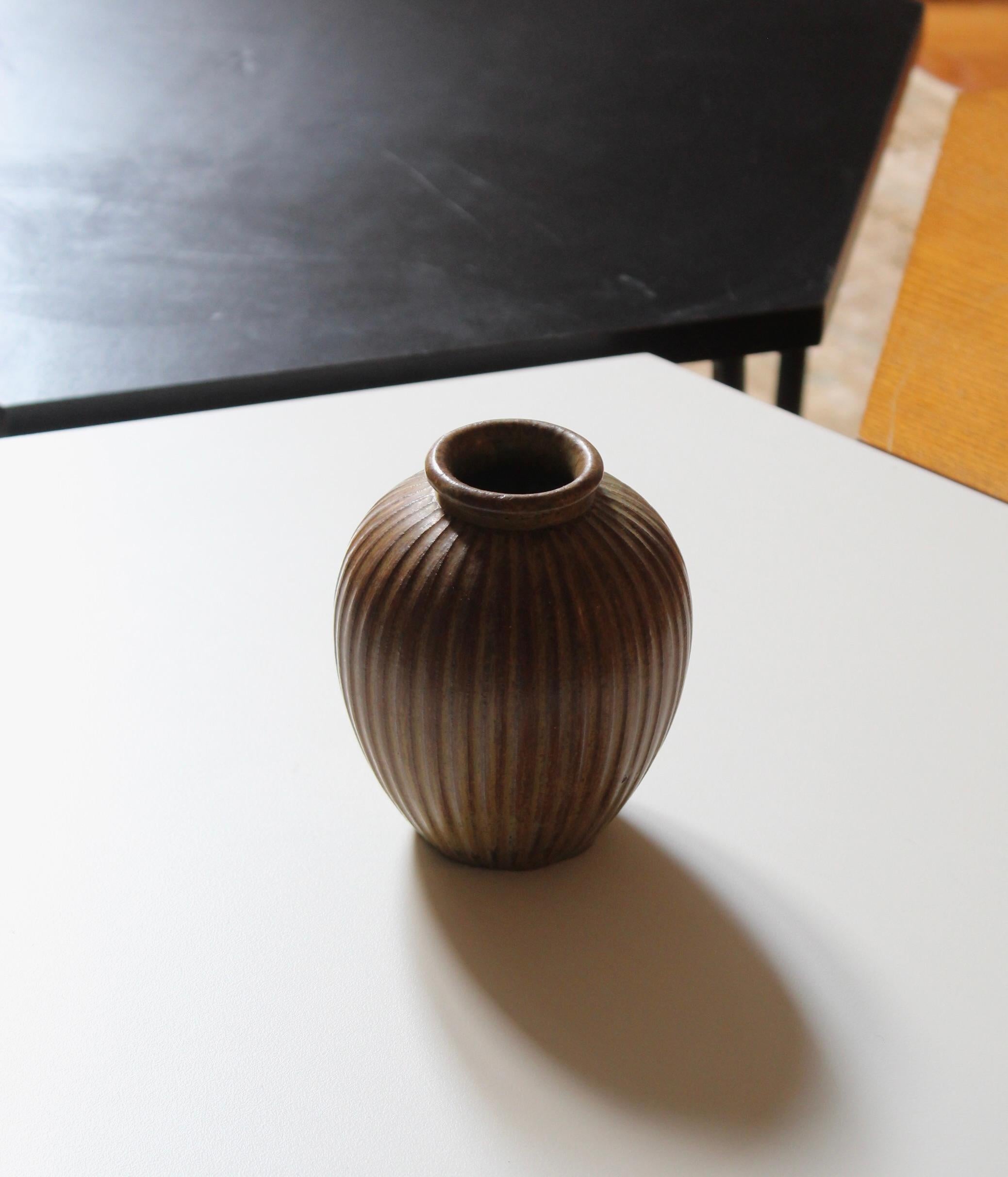 Scandinavian Modern Arne Bang, Fluted Vase, Brown Glazed Stoneware, Denmark, 1940s For Sale