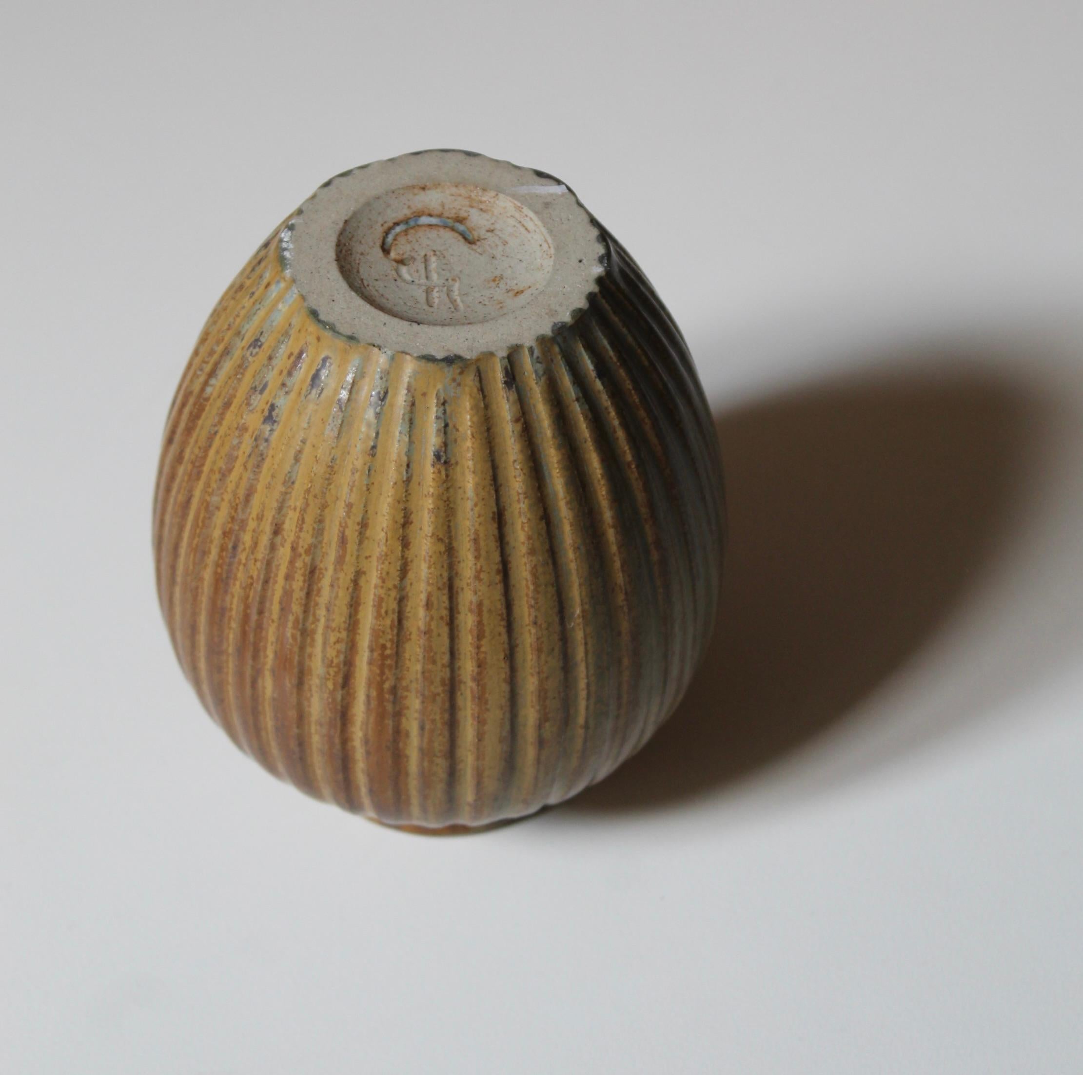 Arne Bang, Fluted Vase, Brown Glazed Stoneware, Denmark, 1940s In Good Condition For Sale In High Point, NC