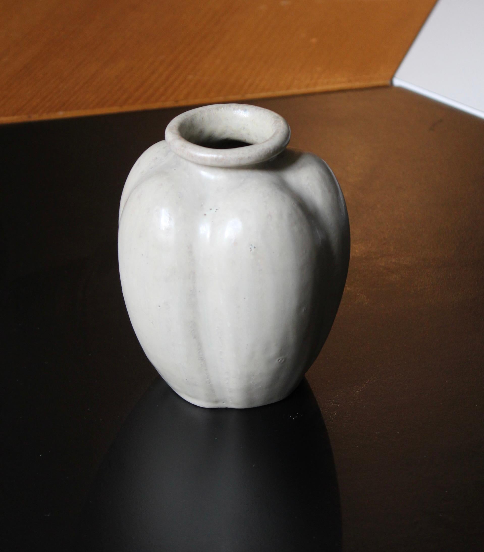 A grey-glazed fluted stoneware vase designed and produced by Arne Bang, Denmark, 1940s. 

