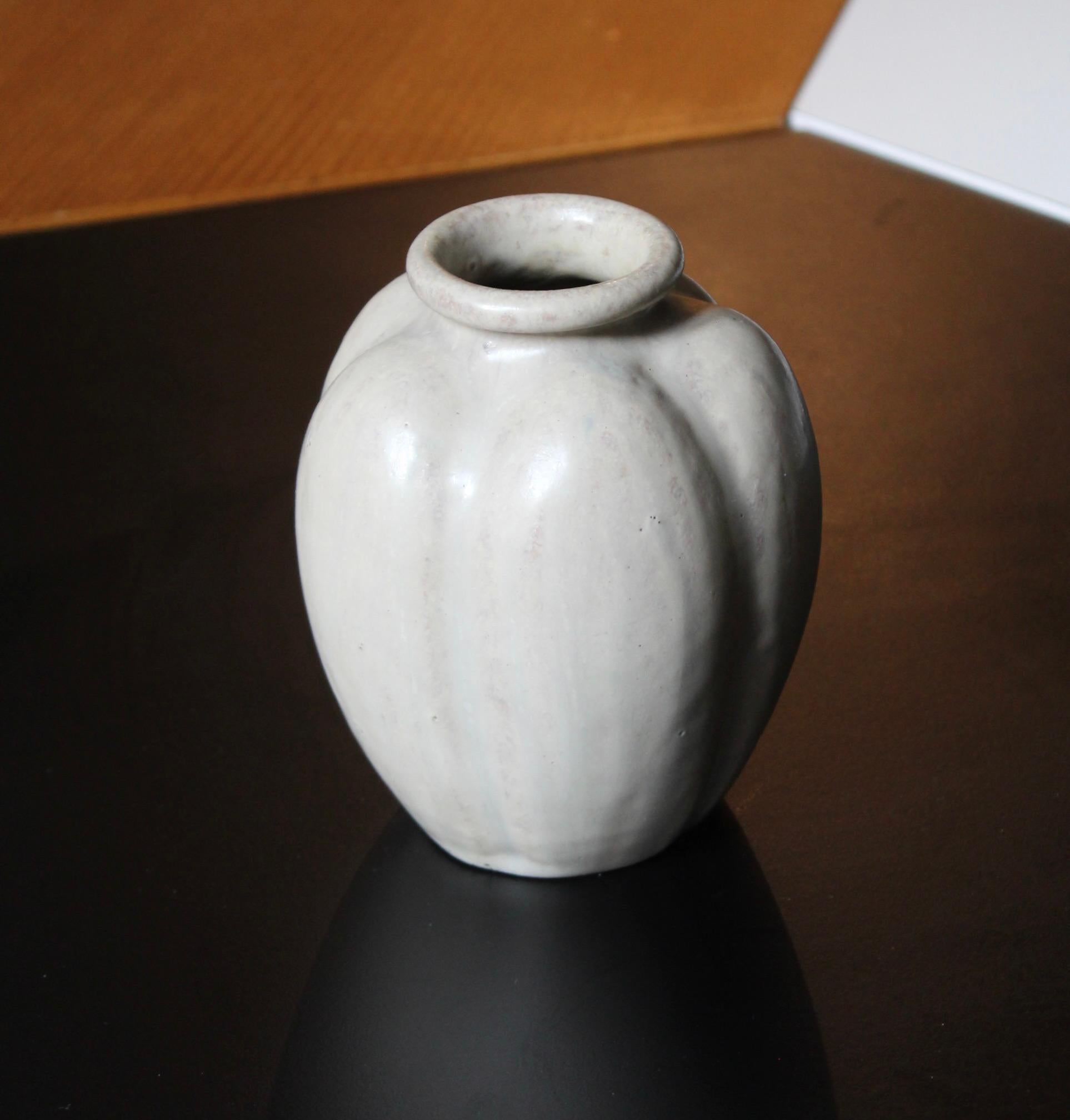 Scandinavian Modern Arne Bang, Fluted Vase, Grey Glazed Stoneware, Denmark, 1940s For Sale