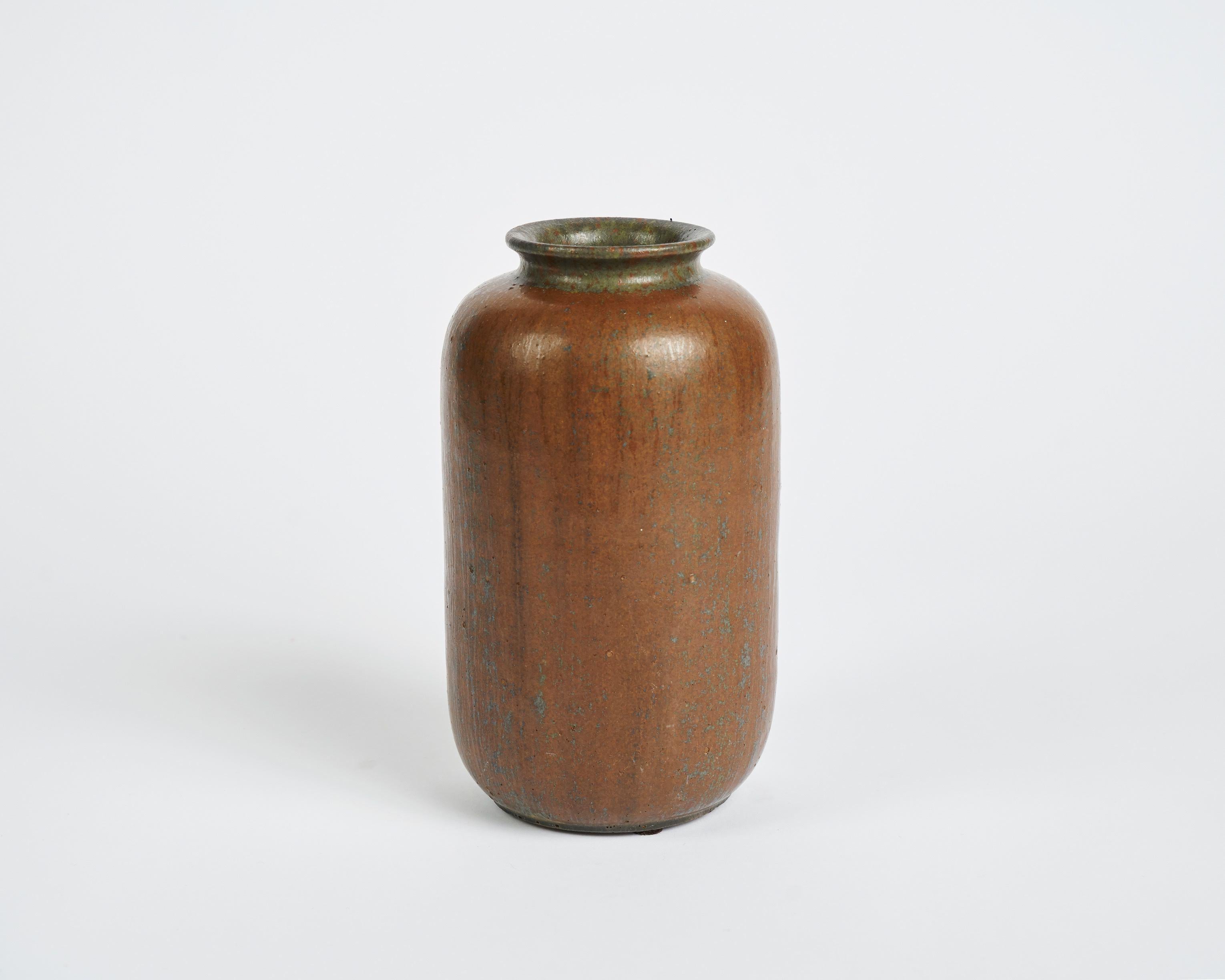 Round ceramic vase Arne Bang.

Signed: AB
Numbered: 27.