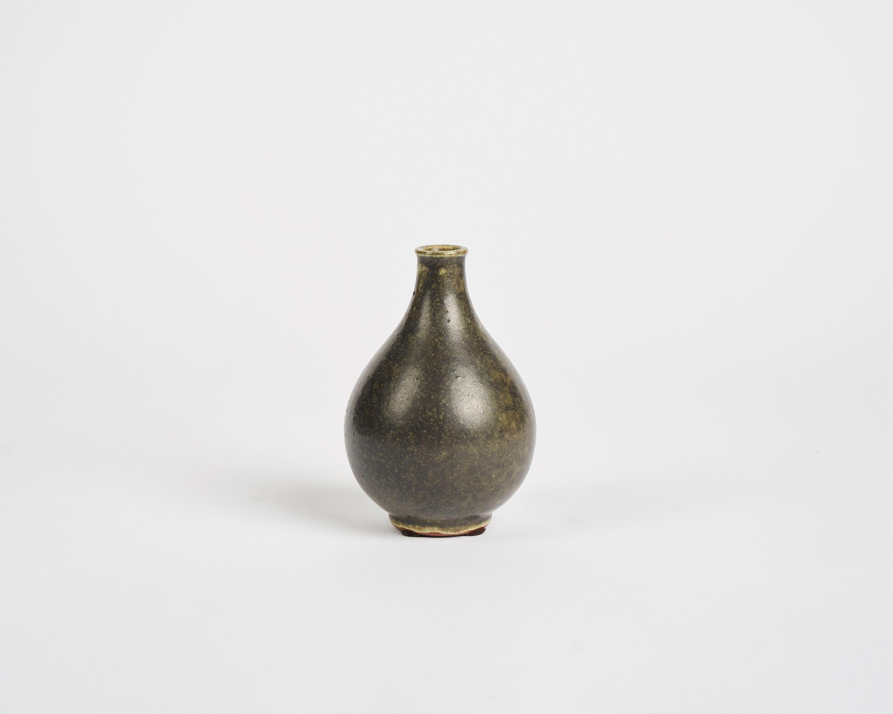 Glazed stoneware vase in green and grey tones by Arne Bang.

Signed: AB
Numbered: 71.