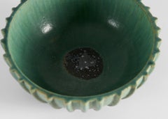 Arne Bang, Cuenco de cerámica acanalada esmaltada en verde, Dinamarca, años 30