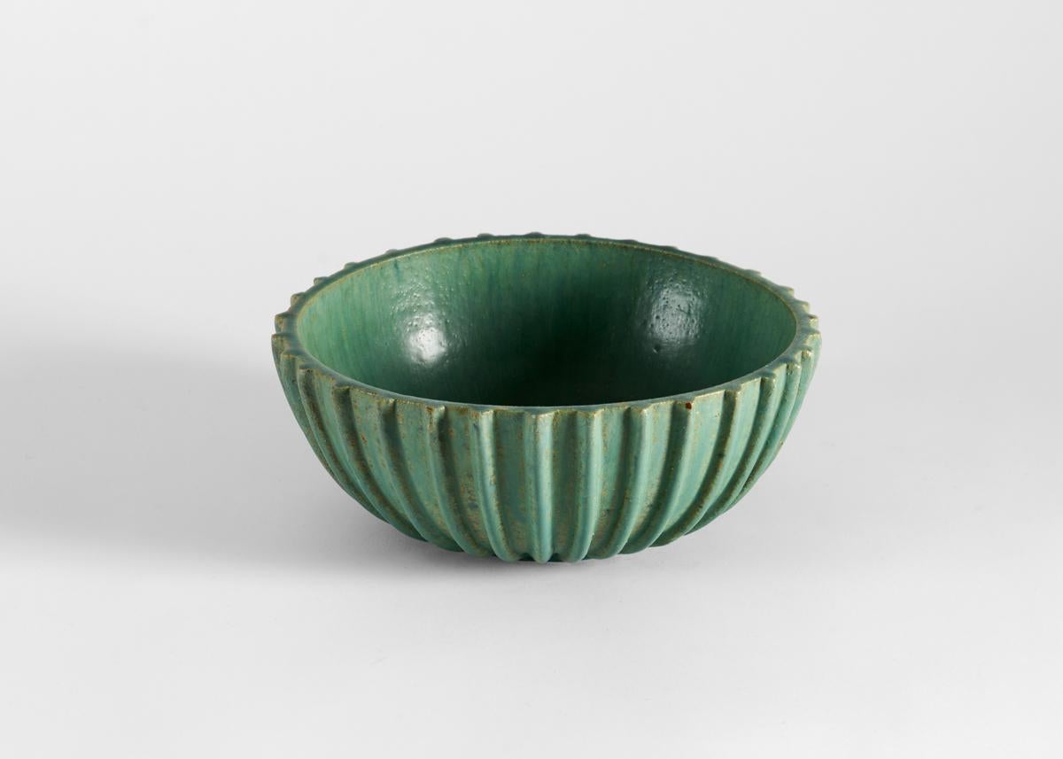 Arne Bang, Green Glazed Ribbed Ceramic Bowl, Denmark, 1930s en Bueno estado para la venta en New York, NY