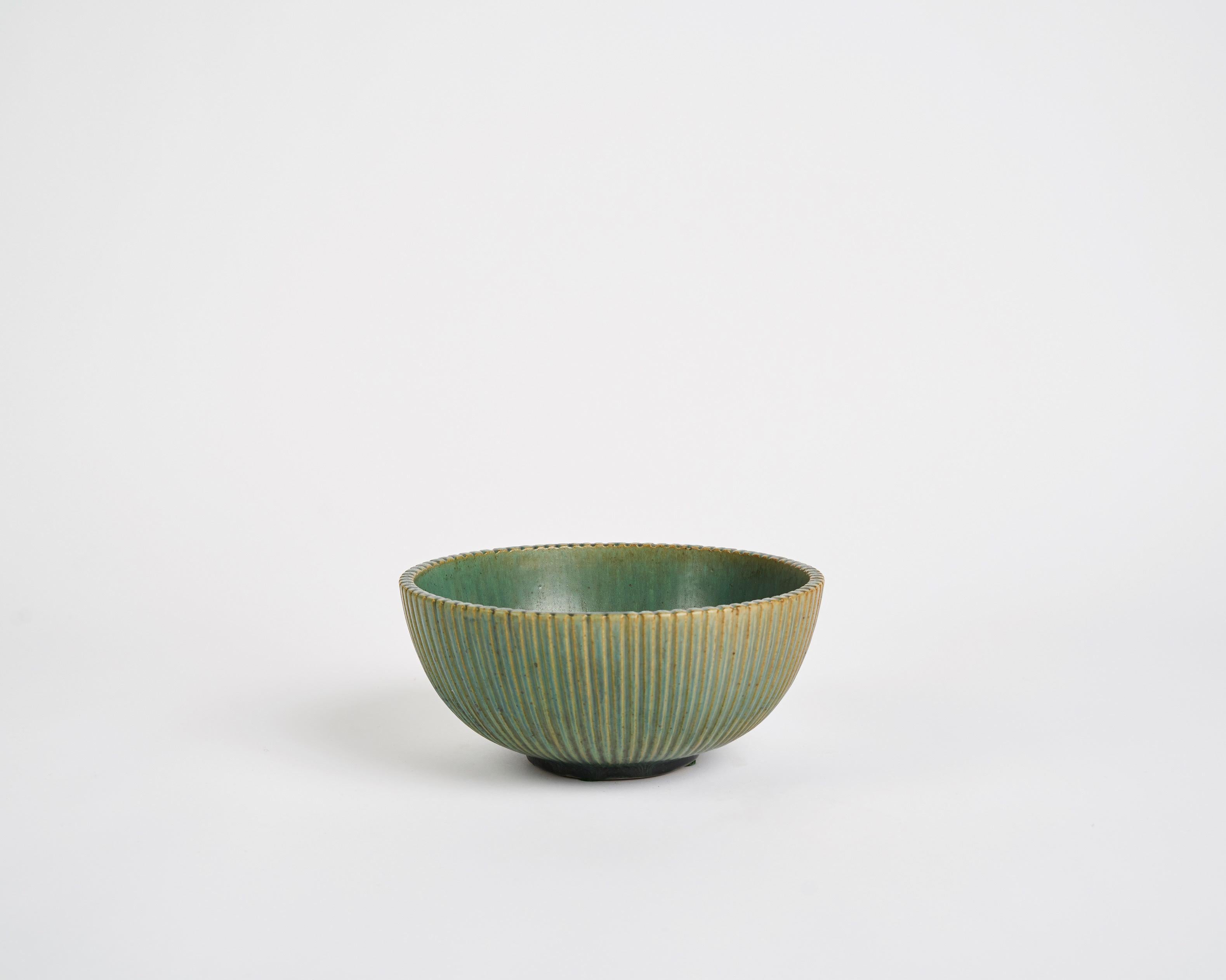 Glazed stoneware bowl by Arne Bang.

Signed AB: 
Numbered: 98.