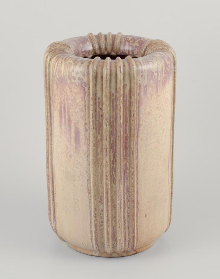 Arne Bang (1901-1983), grande e raro vaso da terra.
Smalto nei toni del verde-marrone. Design a coste.
Numero di modello 88.
1940s.
Firmato.
Condizioni perfette.
Dimensioni: H. H. 37,5 cm x P. 23,0 cm.

Arne Bang (1901-1983) è stato uno scultore e
