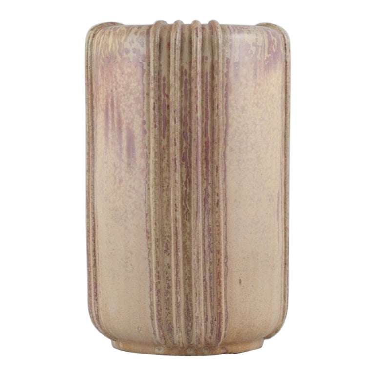 Arne Bang. Grand et rare vase de sol. Greene & Greene & Greene dans les tons vert-brun. 1940s