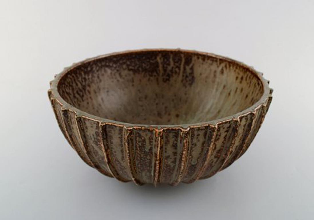 Arne Bang. Large bowl with fluted corpus decorated with brown speckled glaze.
Signed in monogram. No. 189.
Measures: Diameter 27 cm, height 12 cm.
In perfect condition.