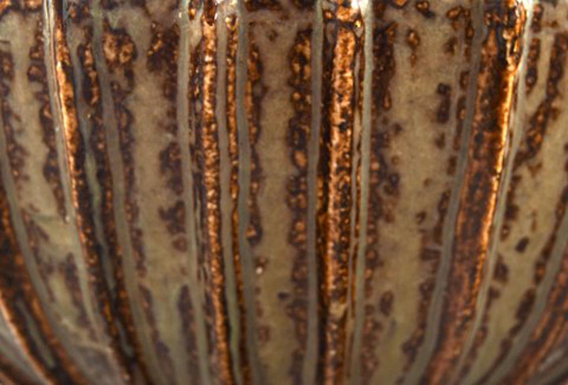 Arne Bang, Large Bowl with Fluted Corpus Decorated with Brown Speckled Glaze In Excellent Condition In Copenhagen, DK