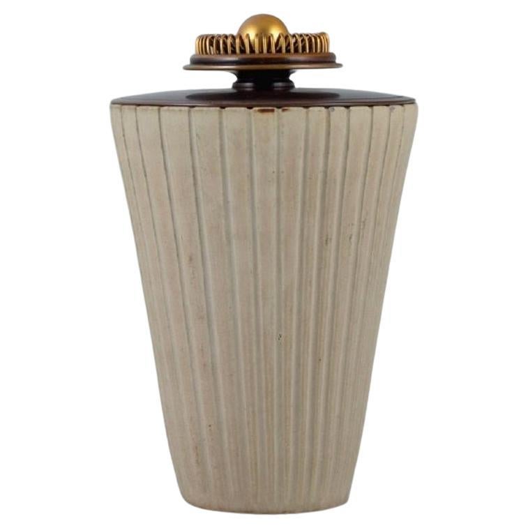 Arne Bang, large ceramic vase in grooved design with matching bronze lid.
Royal Copenhagen bronze lid by Knud Andersen.
Perfect condition.
Marked.
Dimensions: H 22.0 x D 14.5 cm.