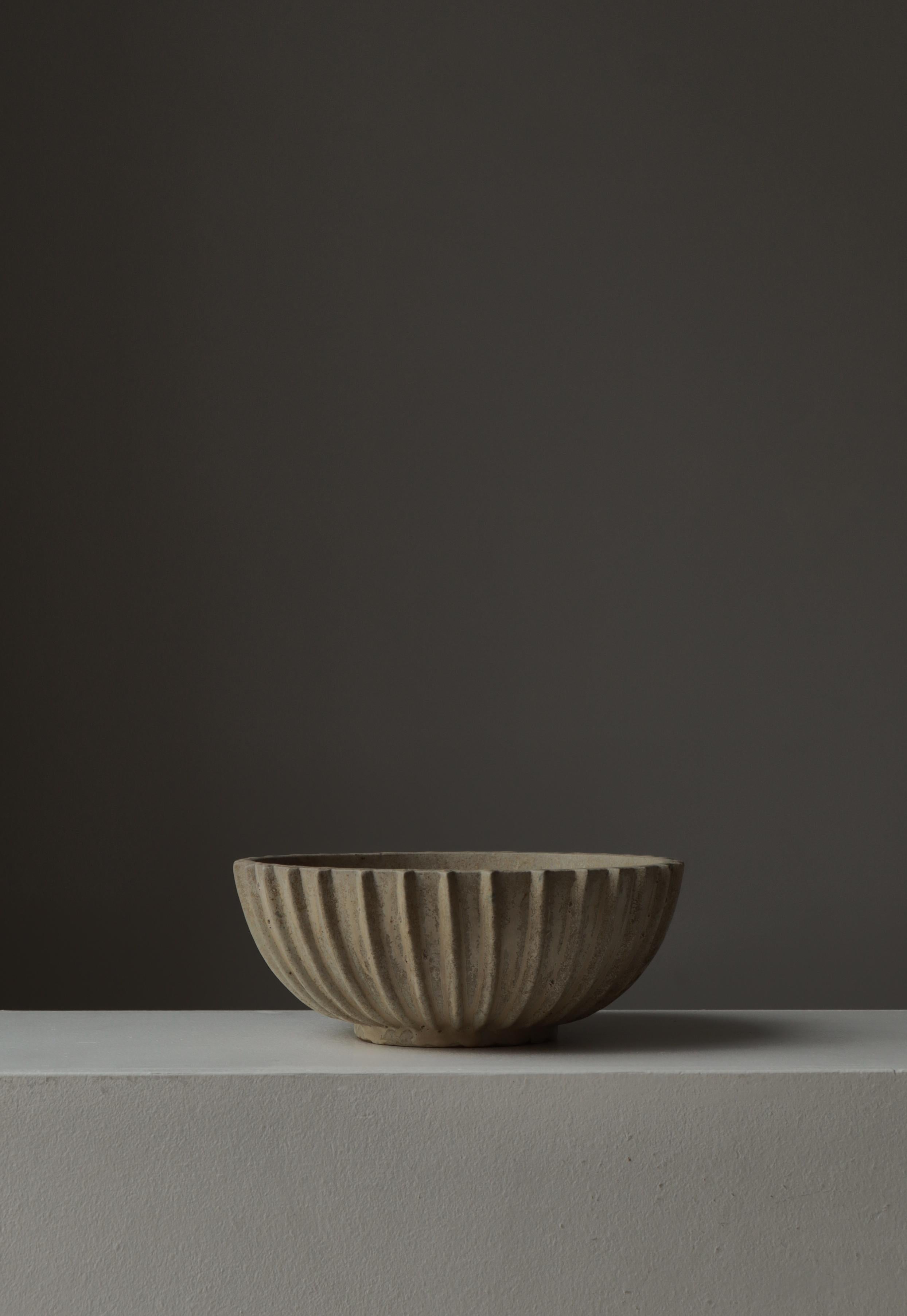 Una rara e splendida ciotola in gres di Arne Bang, modello 114, che esemplifica il rigore scultoreo e la sensibilità dei materiali che definiscono le prime ceramiche moderne danesi di Bang. La ciotola presenta una forma morbidamente arrotondata con