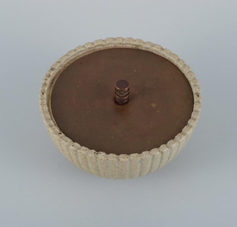Scandinave moderne Arne Bang, jarre/ bol à couvercle au design cannelé en glaçure de couleur sable.  en vente