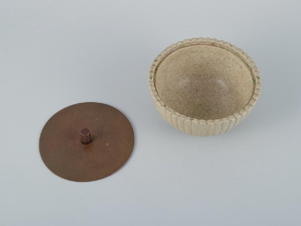 Danois Arne Bang, jarre/ bol à couvercle au design cannelé en glaçure de couleur sable.  en vente